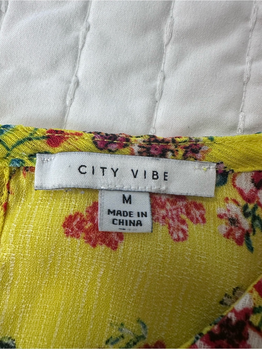 City Vibe Women’s M Yellow Floral Cap-Sleeve Blouse - Bright Yellow Floral Print - Picture 6 of 11